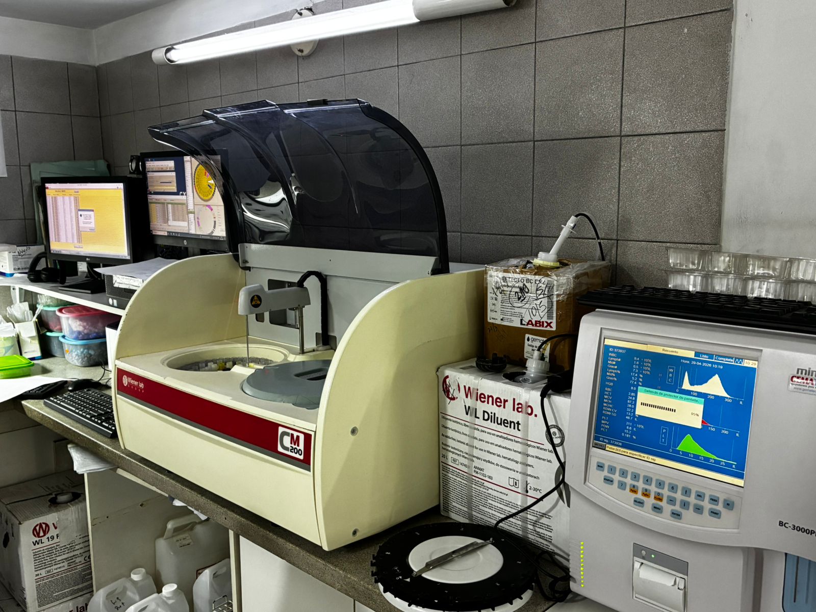 Vista general del laboratorio con equipamiento Wiener Lab