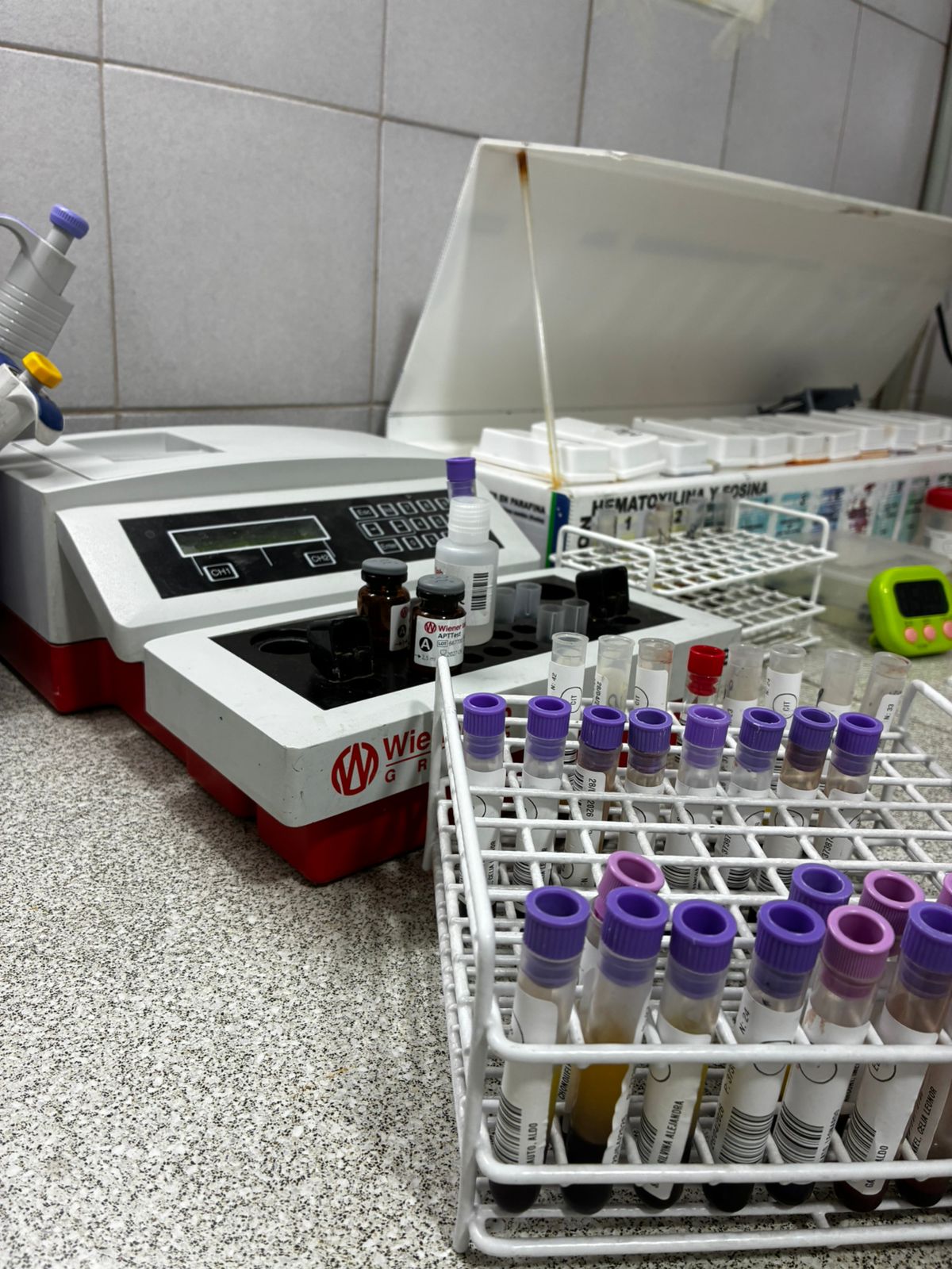 Equipo de análisis Wiener Lab con muestras en proceso